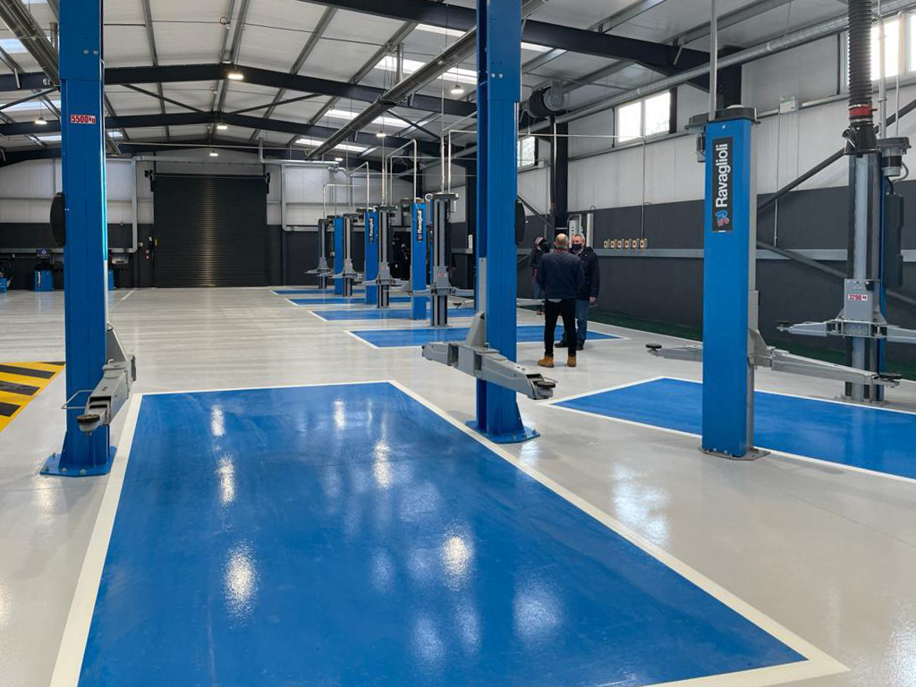 Garage containing 6 Ravaglioli blue car lifts with 5500 and 2700 kg capacity